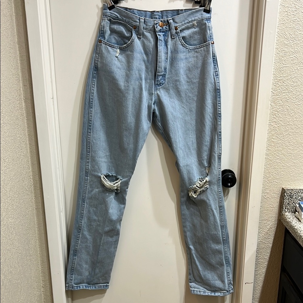 Wrangler women’s Light Blue Distressed Jeans
